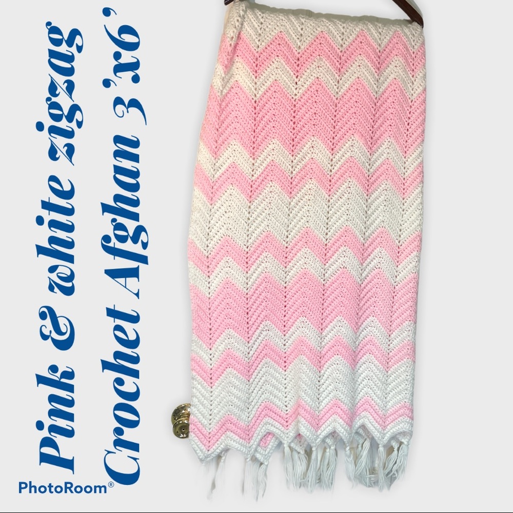 Handmade vintage Pink & white crochet throw 🧶